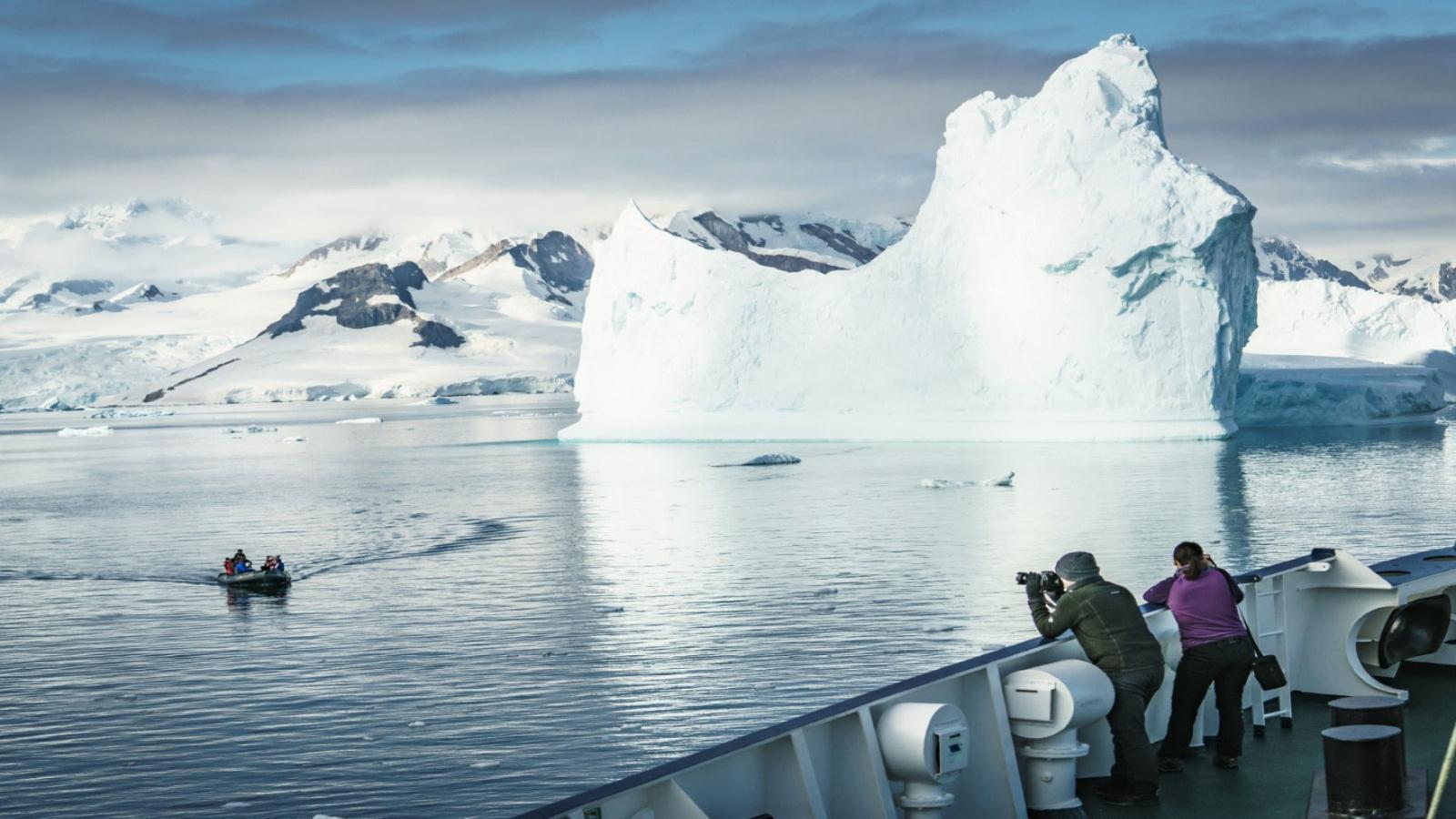 Antarctica Adventure – Wildlife, Icebergs & Untamed Wilderness