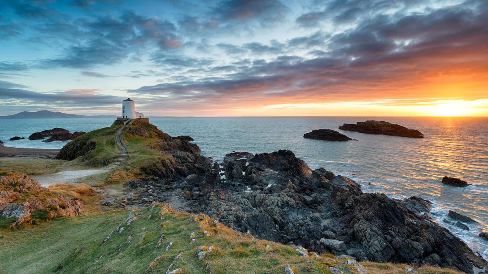 Scenic Wales Escape – Mountains, Castles & Coastlines